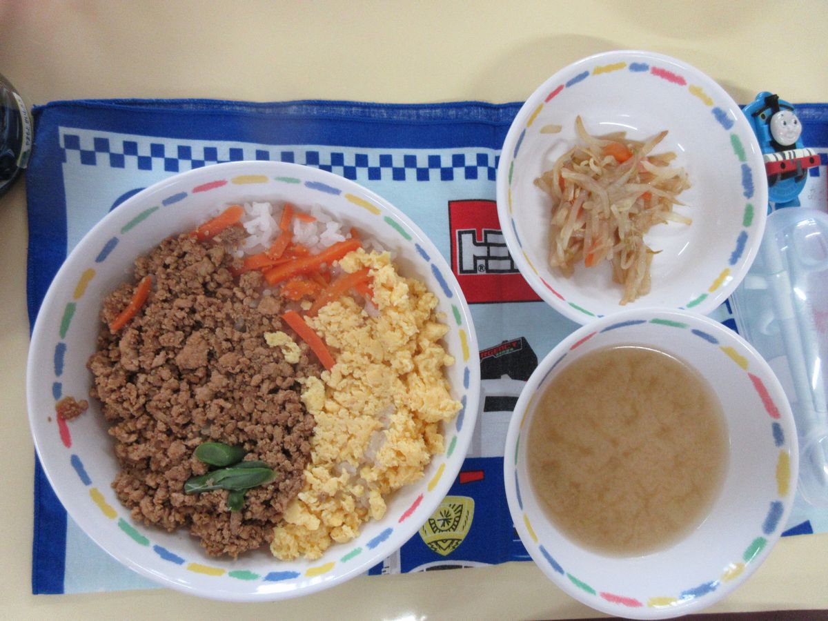 給食 (2) 給食 (2)