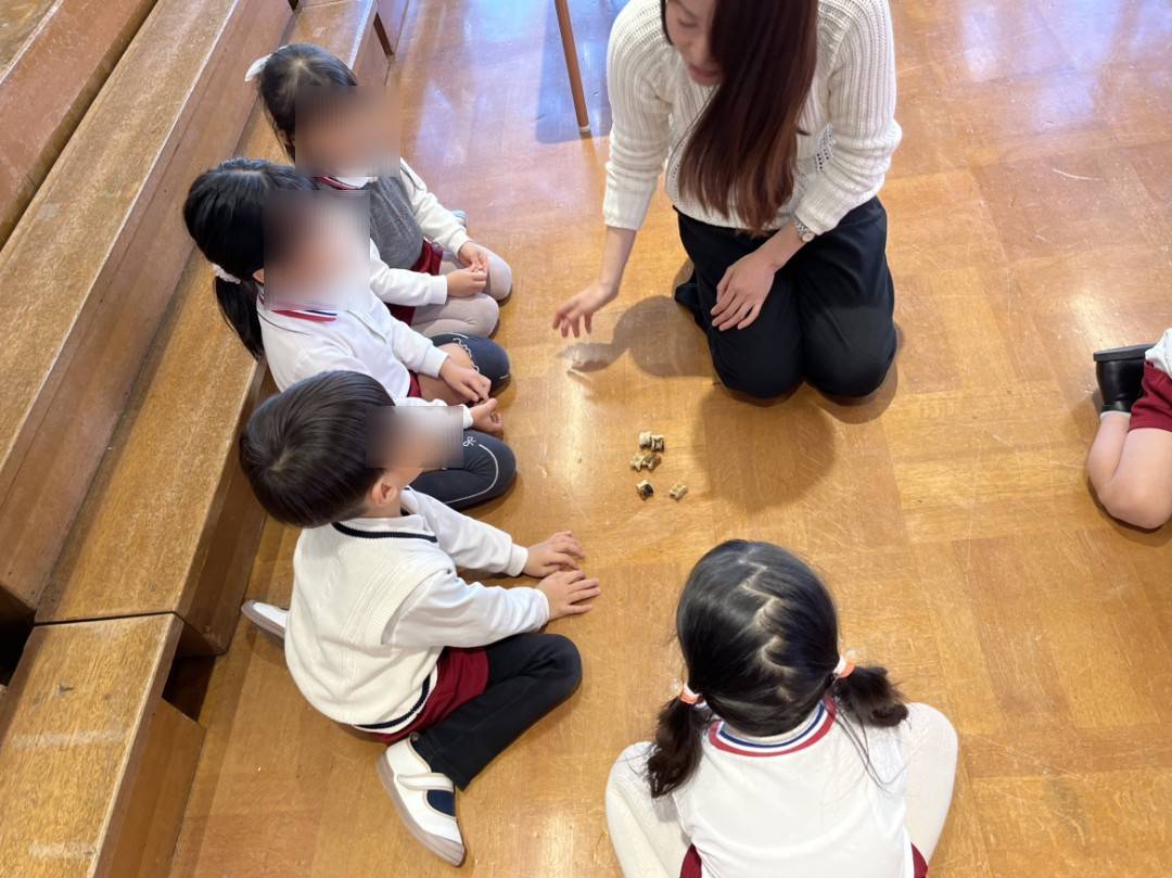 4羊の骨からできた遊び道具 3